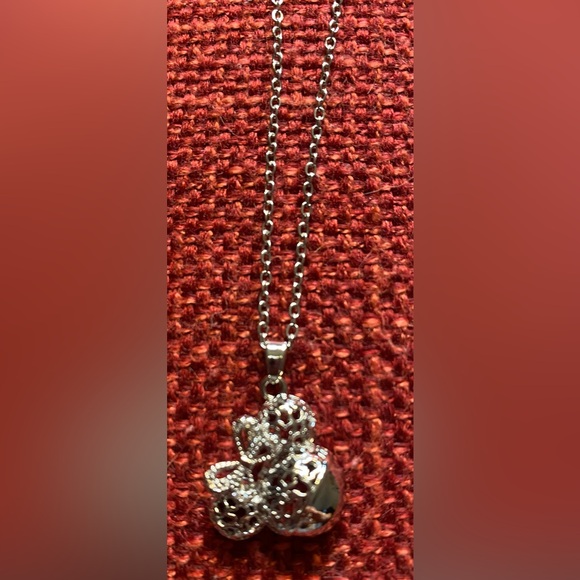 Elegant 925 Sterling Silver Minnie Mouse Pendant Necklace - Picture 3 of 5
